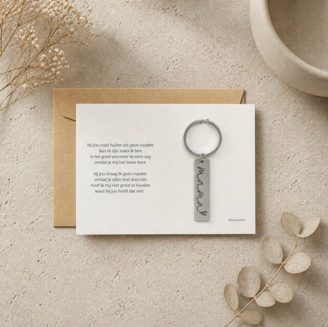 Gedichtkaart met sleutelhanger 'mama' op een kraft envelop